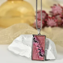 Růžový náhrdelník, malba, obdélník