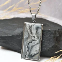 Šedý náhrdelník, litý akryl, velký obdélník
