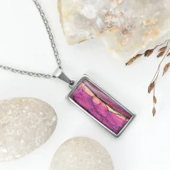 Purpurově fialový náhrdelník, litý akryl, malý obdélník