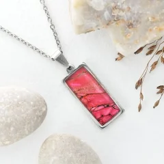 Červený náhrdelník, litý akryl, malý obdélník